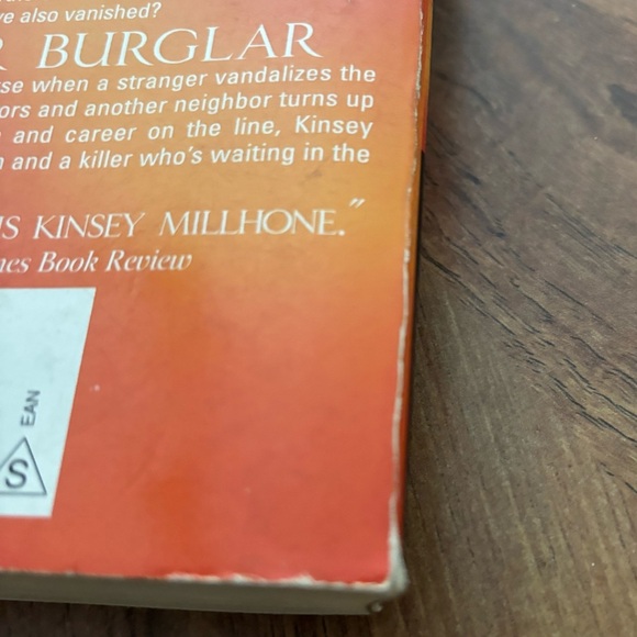 Sue Grafton Alphabet Book Series Bundle of 2 - Picture 9 of 11